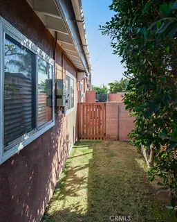 a view of a backyard with pathway