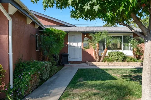 a view of a house with backyard and porch
