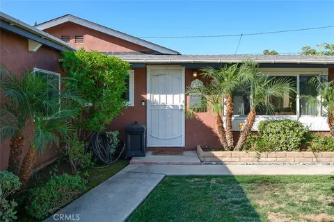 a view of a house with backyard and porch