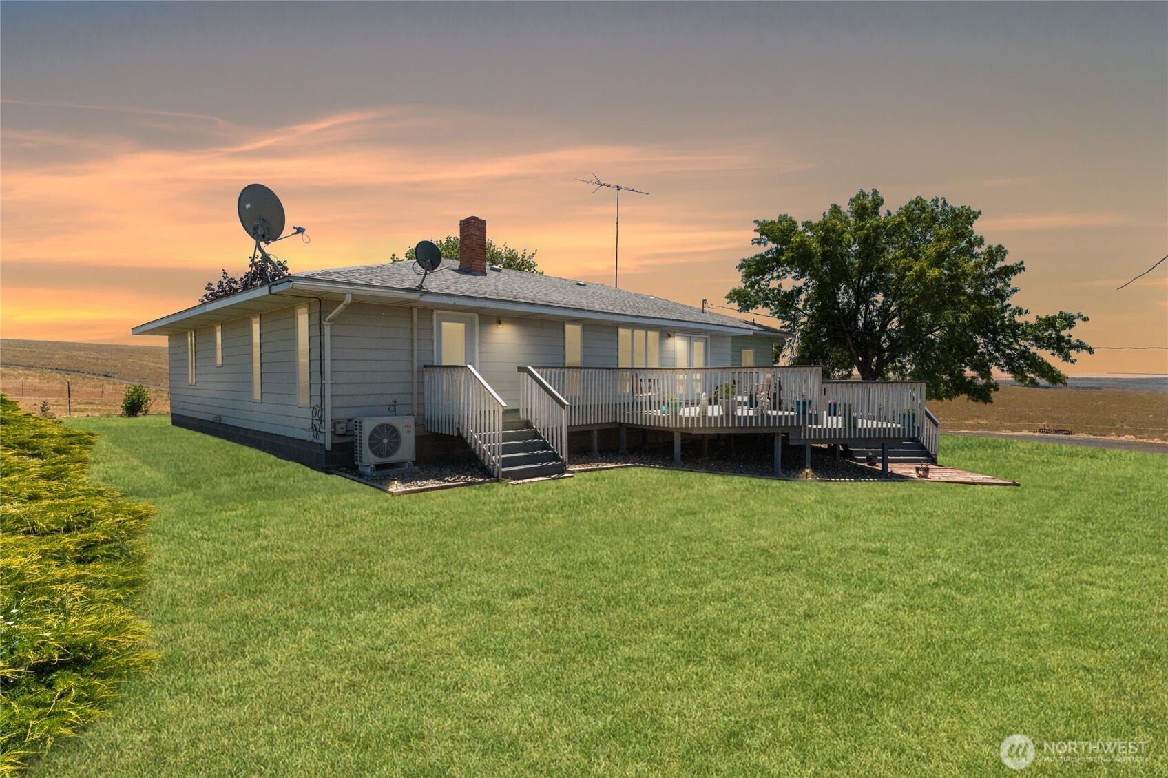 a view of a house with a backyard
