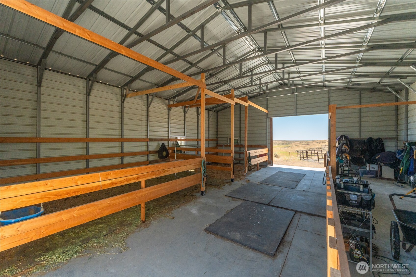 6397 Coyote Heights Road North Odessa, WA 99159 - Photo 33 of 40 a sitting area with lamp in front of it