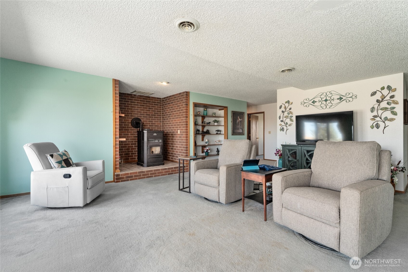 6397 Coyote Heights Road North Odessa, WA 99159 - Photo 10 of 40 a living room with furniture and white walls