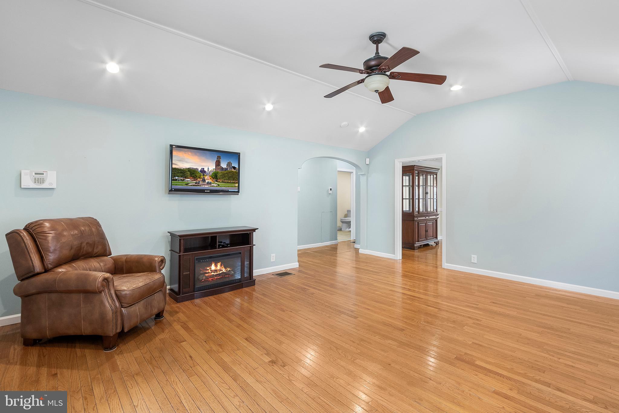 405 Dutton Street Aston, PA 19014 - Photo 3 of 24 Living/family Room with vaulted ceiling