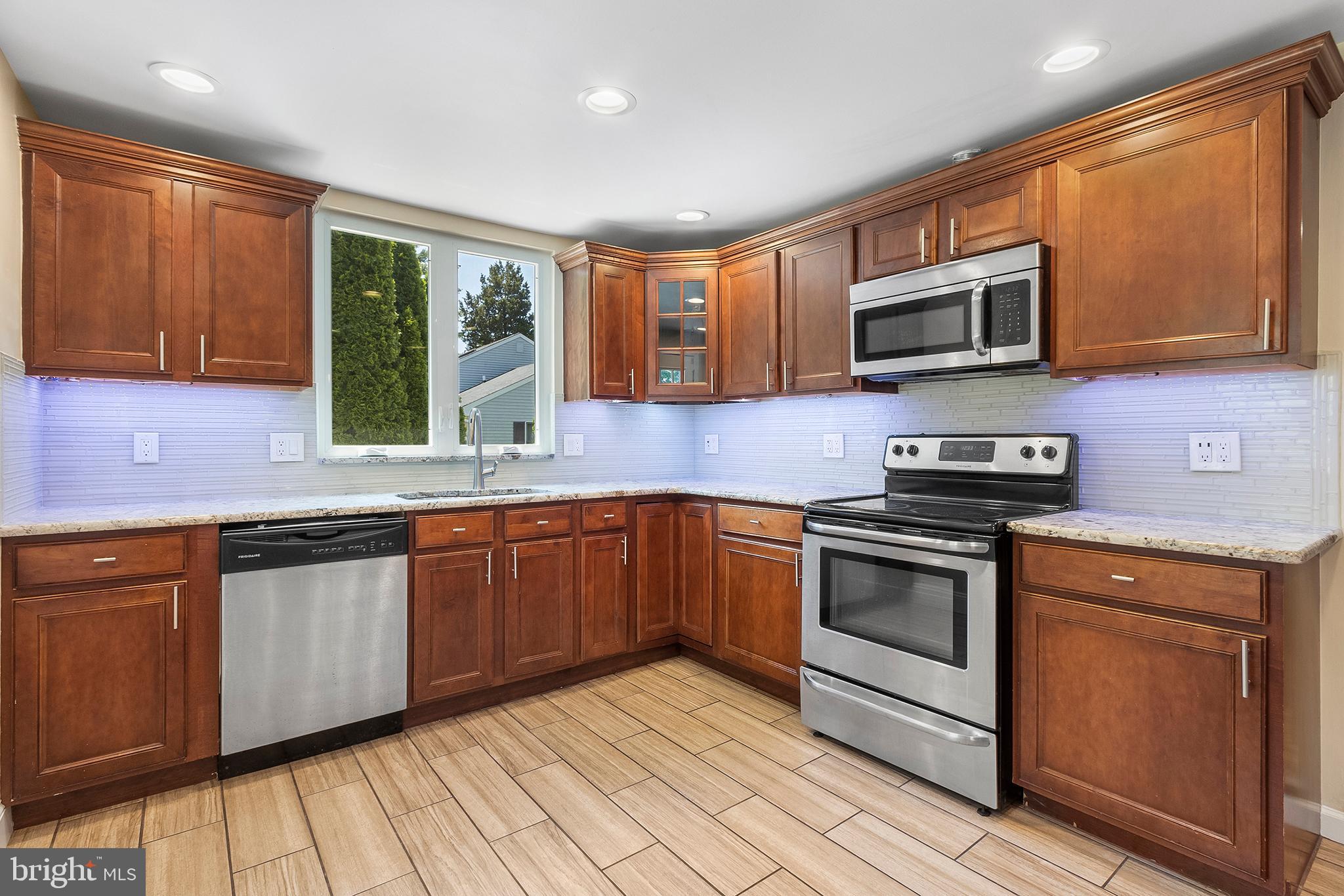 405 Dutton Street Aston, PA 19014 - Photo 6 of 24 Kitchen with Stainless Appliances