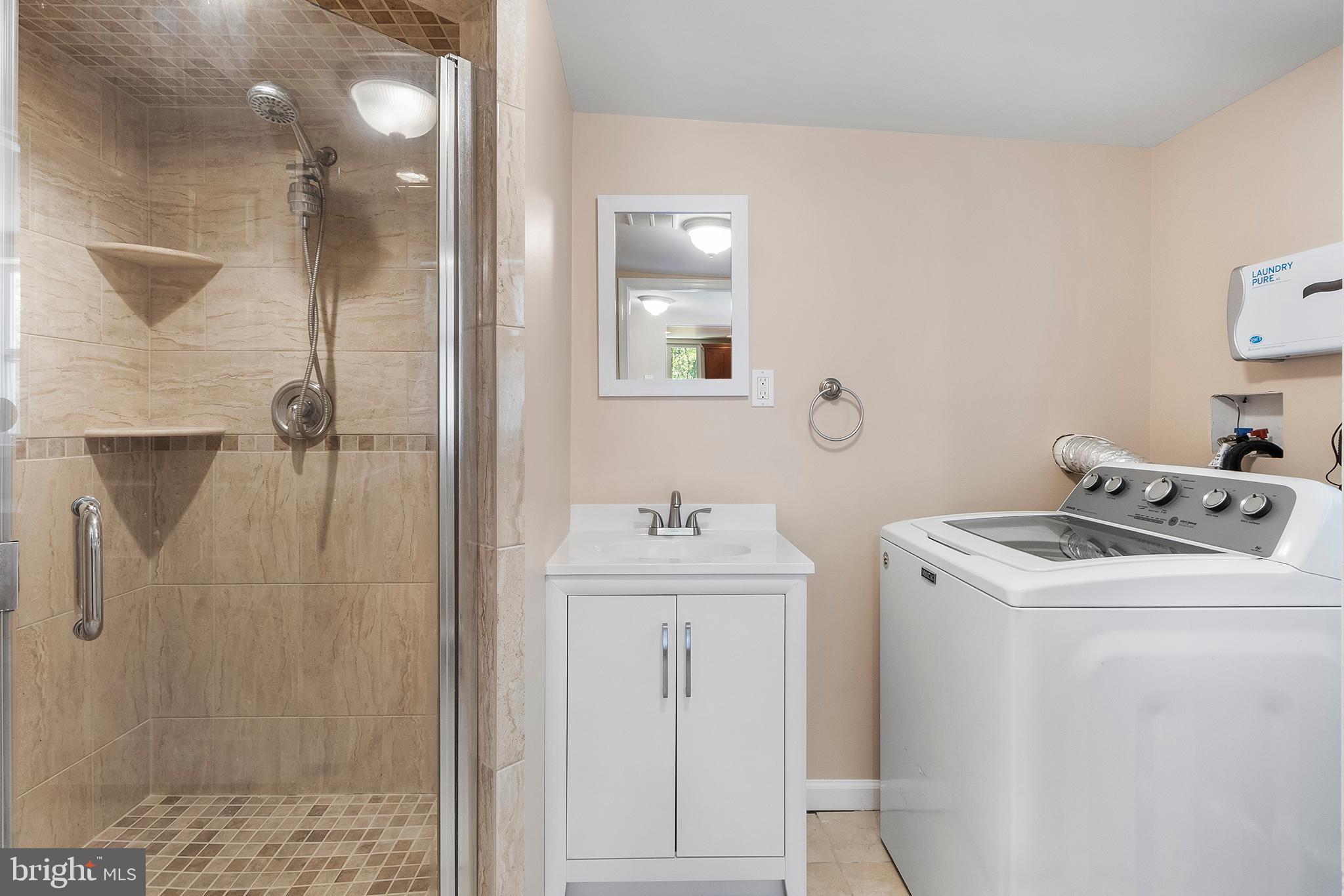 405 Dutton Street Aston, PA 19014 - Photo 9 of 24 Bath #2 with Laundry