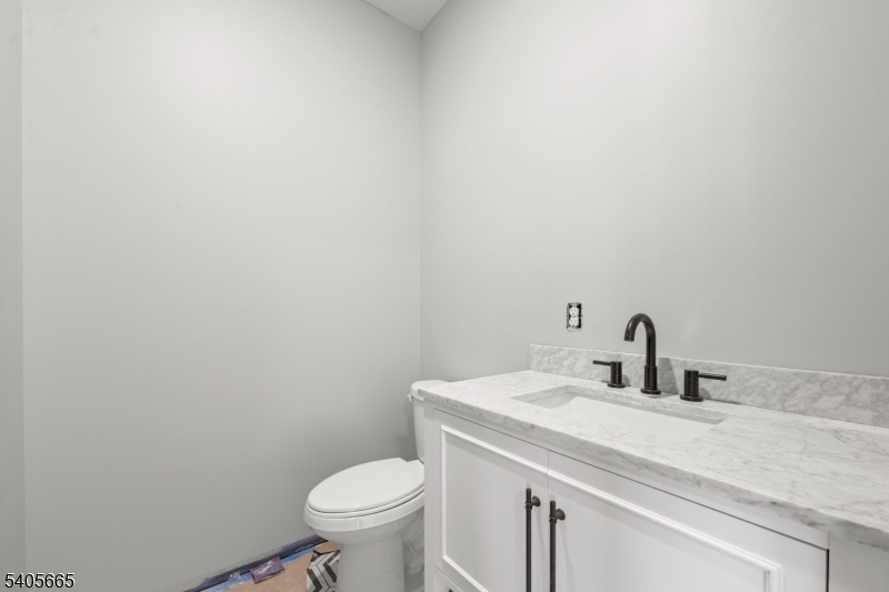 512 South 15th Street Newark, NJ 07103 - Photo 31 of 35 a bathroom with a sink and a toilet