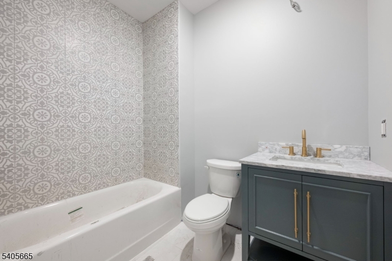 512 South 15th Street Newark, NJ 07103 - Photo 7 of 35 a bathroom with a toilet a sink and bathtub