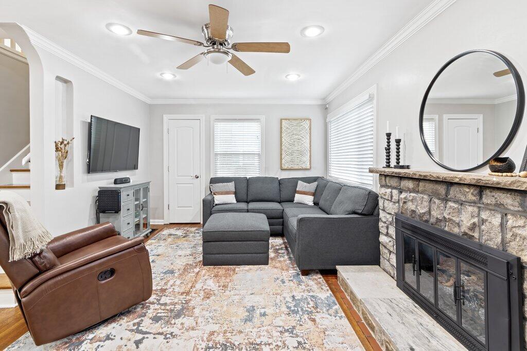 307 Demorest Road Columbus, OH 43204 - Photo 5 of 28 Living Room