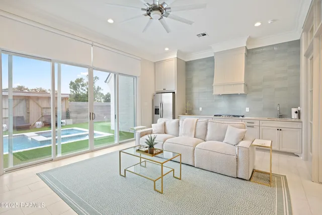 $875,000 | 211 Crossbill Drive, Lafayette, LA 70508