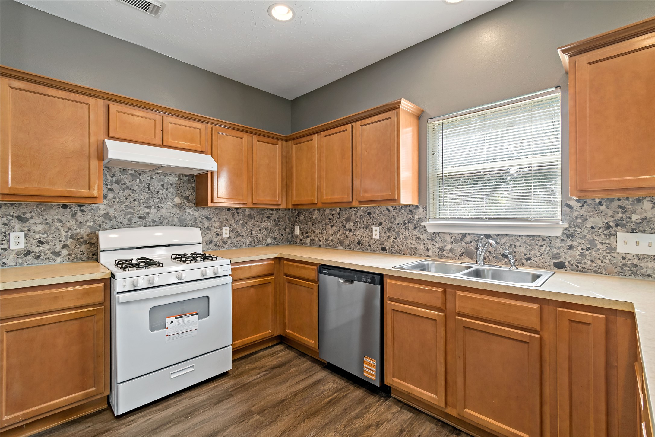 5422 Summer Spring Lane Rosharon, TX 77583 - Photo 13 of 45