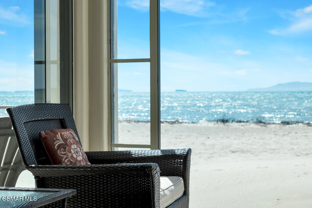 1245 Capri Way Oxnard, CA 93035 - Photo 37 of 94 a living room with furniture