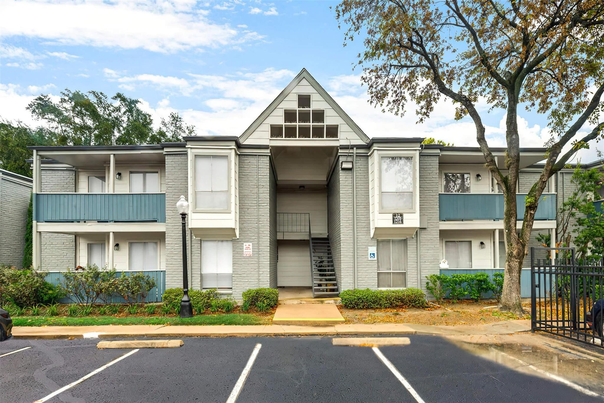 8162 Richmond Avenue, Unit 1809 Houston, TX 77063 - Photo 19 of 33 a front view of a residential houses with yard