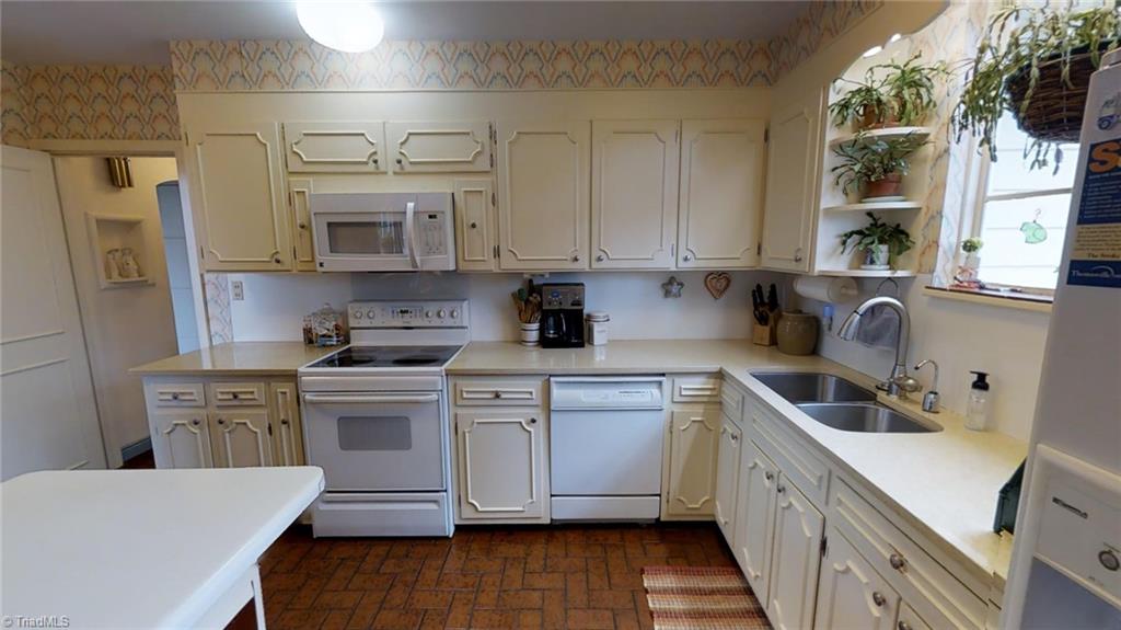 1104 Rockford Road High Point, NC 27262 - Photo 11 of 30 Lots of room to spread out while you are cooking on the quartz countertops.
