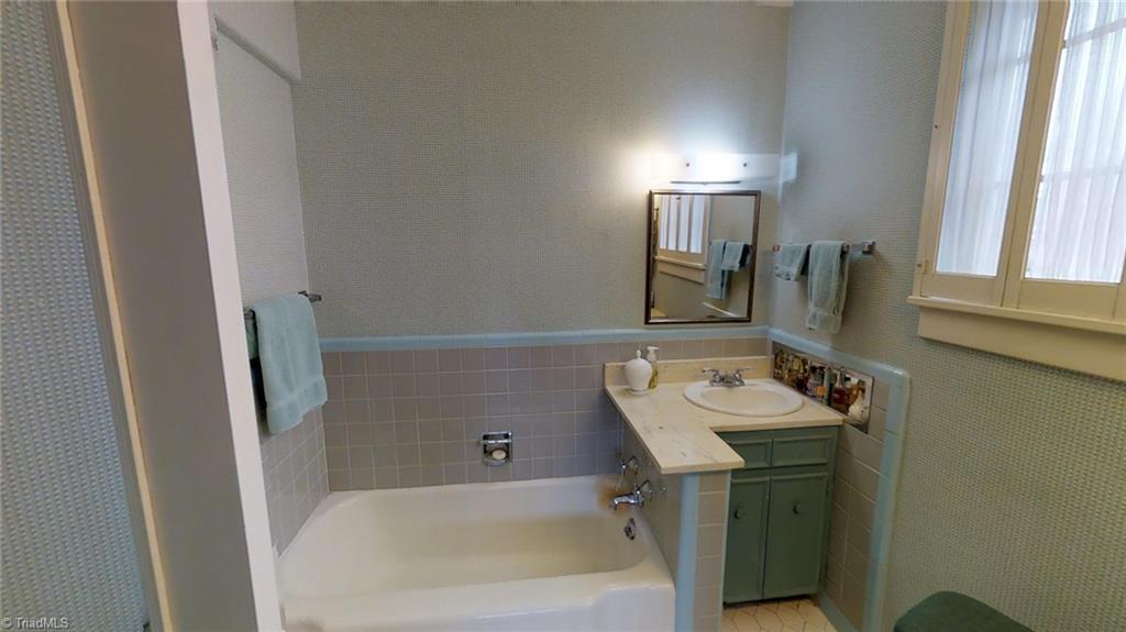 1104 Rockford Road High Point, NC 27262 - Photo 16 of 30 Main level full bathroom with separate tub and shower.