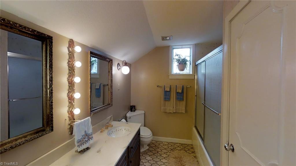 1104 Rockford Road High Point, NC 27262 - Photo 23 of 30 Upper level bathroom