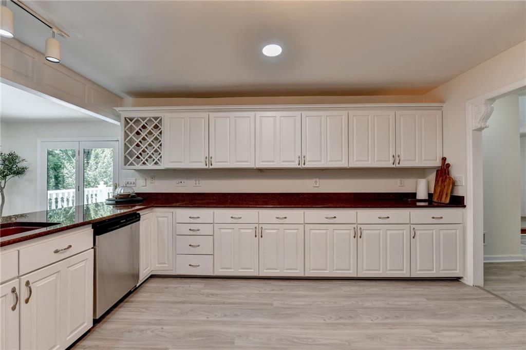 421 Oakleaf Trail Suwanee, GA 30024 - Photo 15 of 46