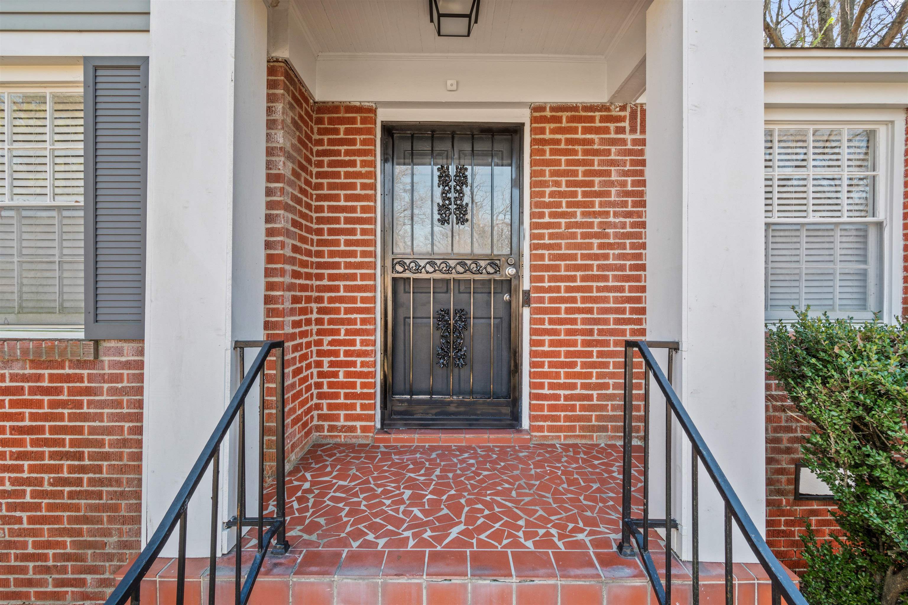 3753 Friar Tuck Road Memphis, TN 38111 - Photo 3 of 23 a front view of a house