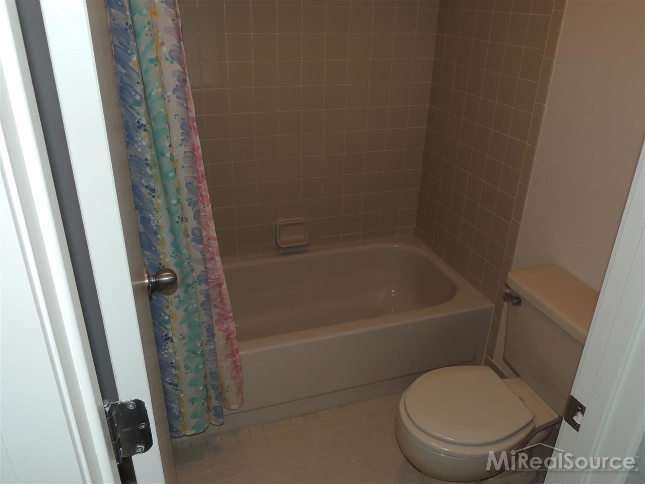 558 Harrow Court Rochester, MI 48307 - Photo 16 of 30 31217079-15.JPG