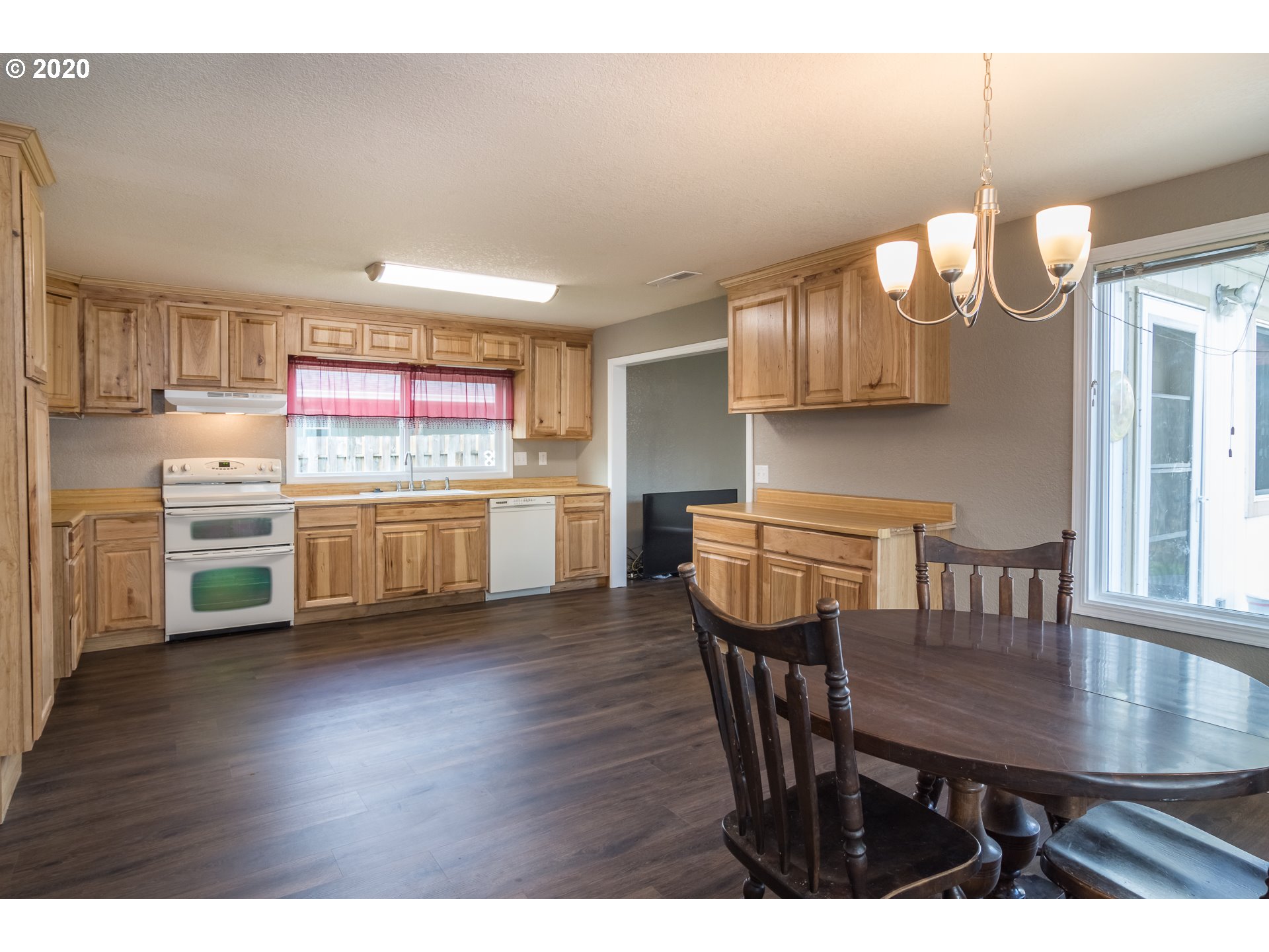 151 South Comstock Road Sutherlin, OR 97479 - Photo 4 of 32 Gallery Image 4