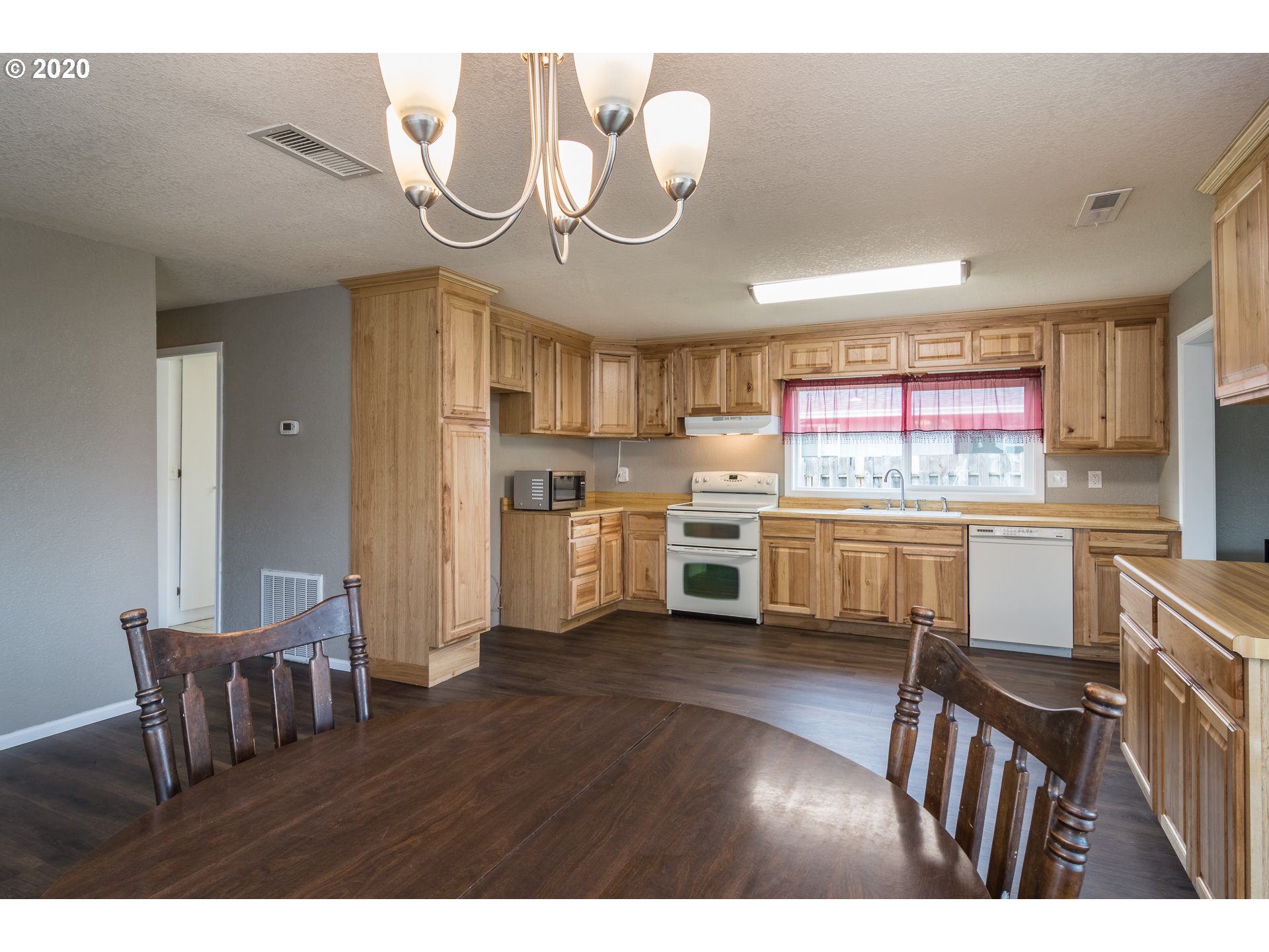 151 South Comstock Road Sutherlin, OR 97479 - Photo 8 of 32 Gallery Image 8