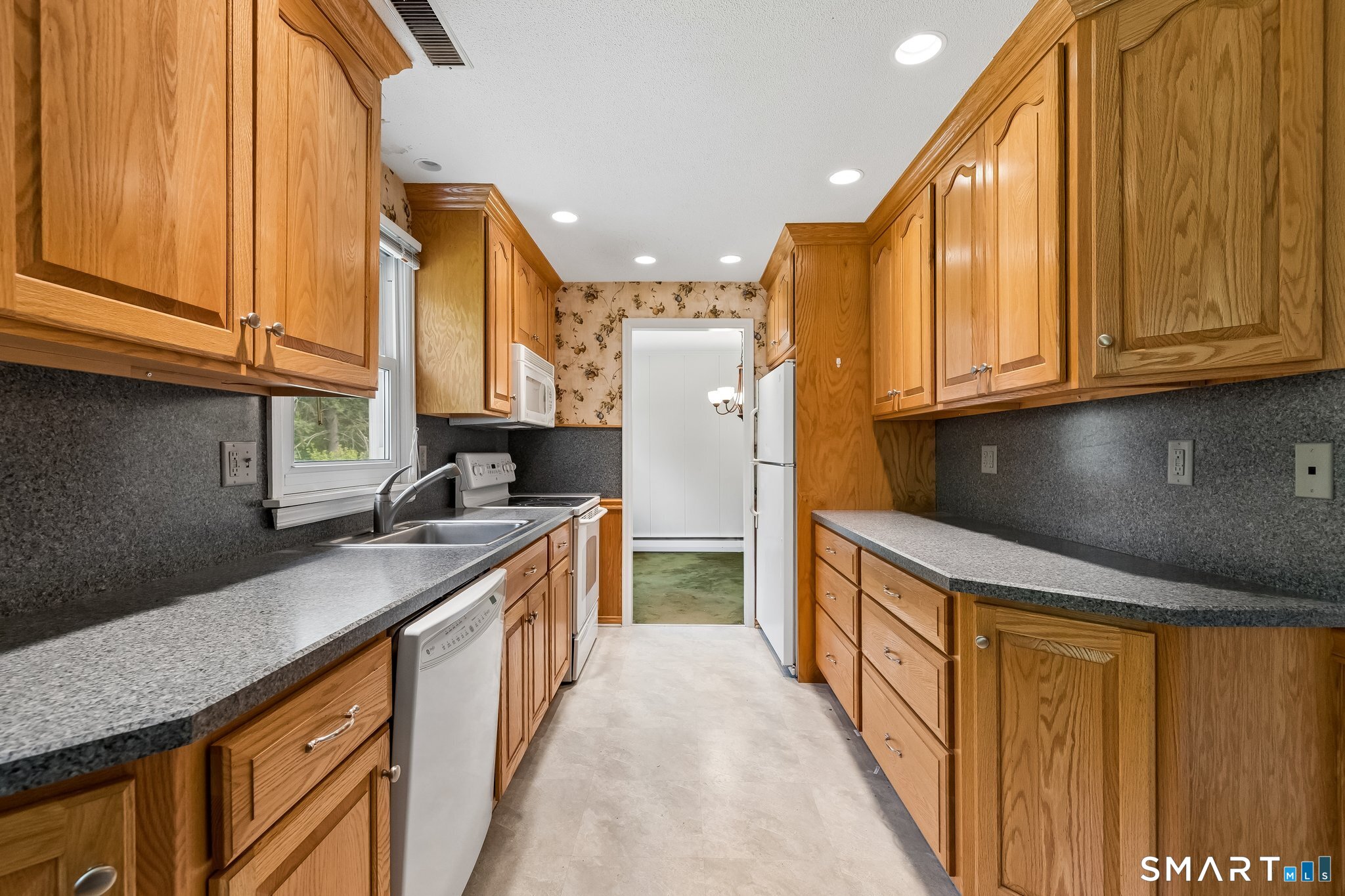 29 Collier Circle Hamden, CT 06518 - Photo 7 of 32