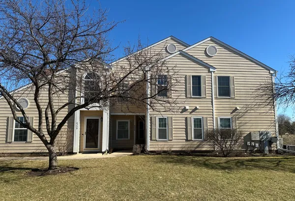 $2,100 | 633 West Streamwood Boulevard, Unit A, Streamwood, IL 60107