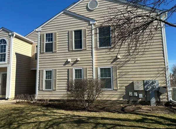$2,100 | 633 West Streamwood Boulevard, Unit A, Streamwood, IL 60107