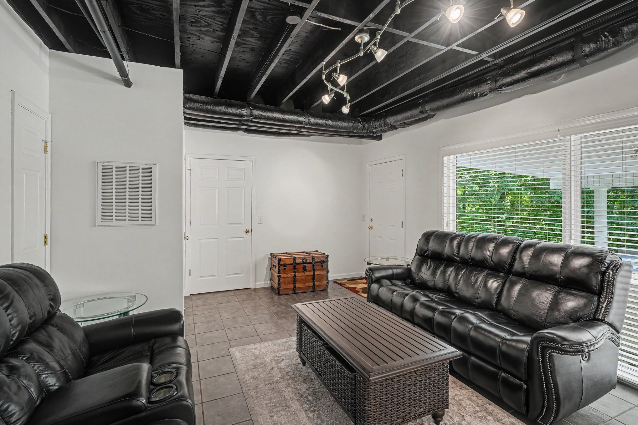 5833 Highway 76 East Springfield, TN 37172 - Photo 39 of 66 a living room with furniture and a window