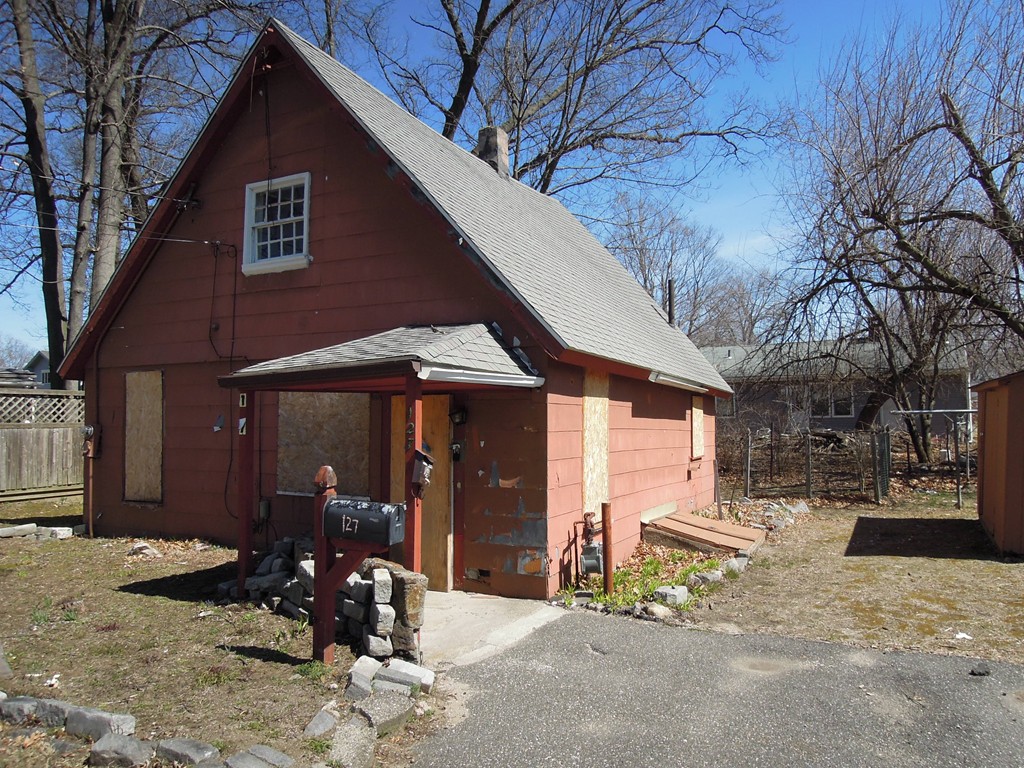 127 Ambrose Street Springfield, MA 01109 - Photo 3 of 18 Gallery Image 3