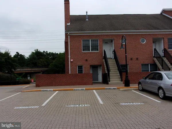 $2,580 | 6916 Fairfax Drive, Unit 218, Arlington, VA 22213