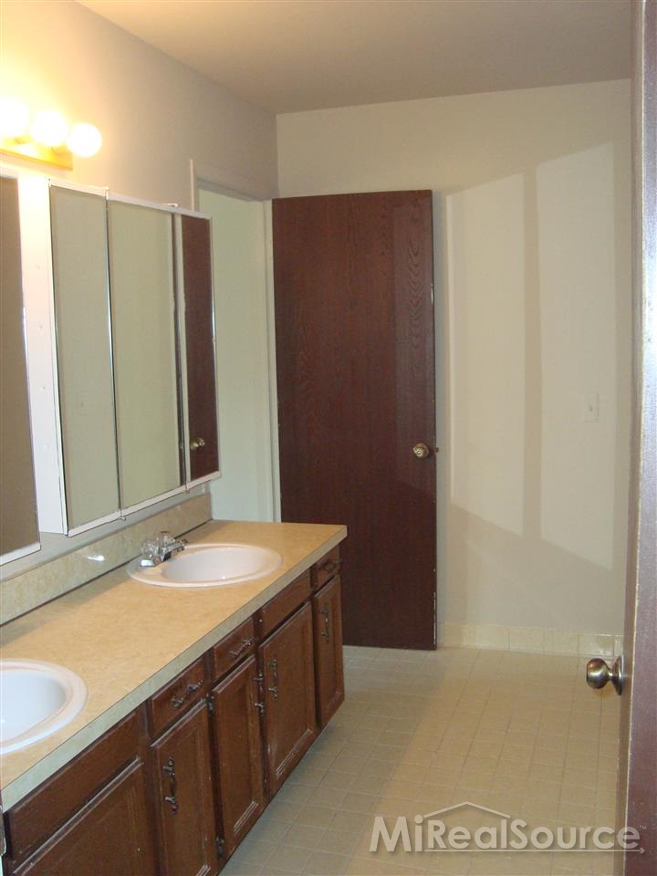 1256 Windmill Court Rochester Hills, MI 48306 - Photo 9 of 14 Gallery Image 9