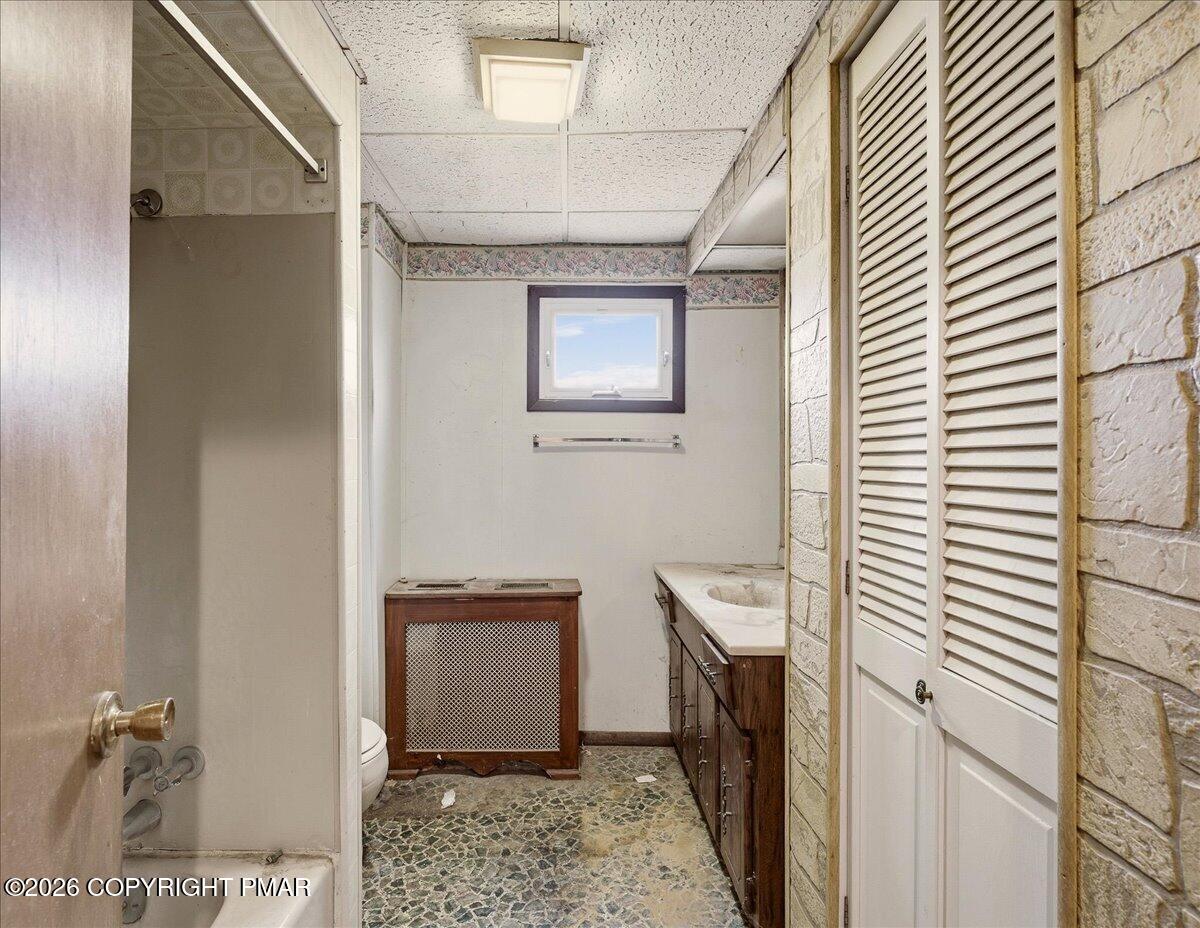 910-912 Hampton Street Scranton, PA 18504 - Photo 17 of 38 910 - Full Bath