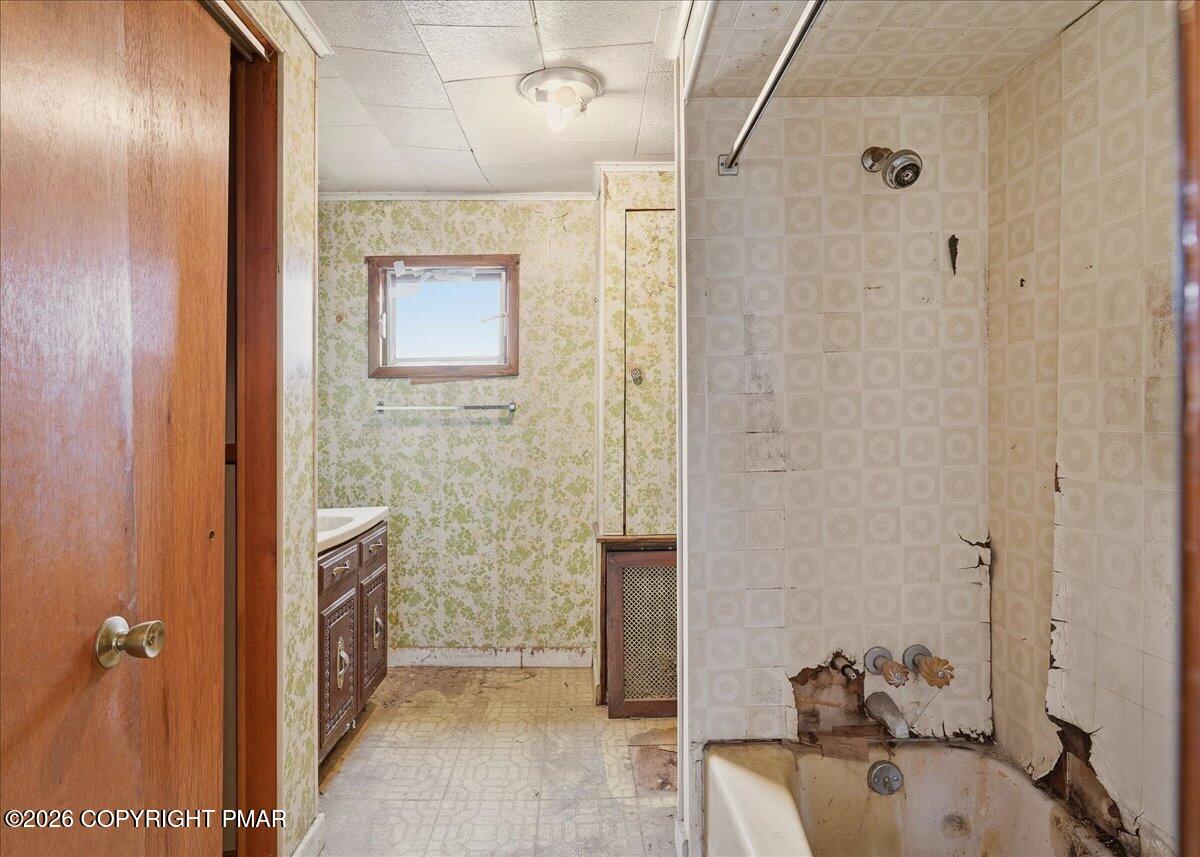 910-912 Hampton Street Scranton, PA 18504 - Photo 7 of 38 912 - Full Bath
