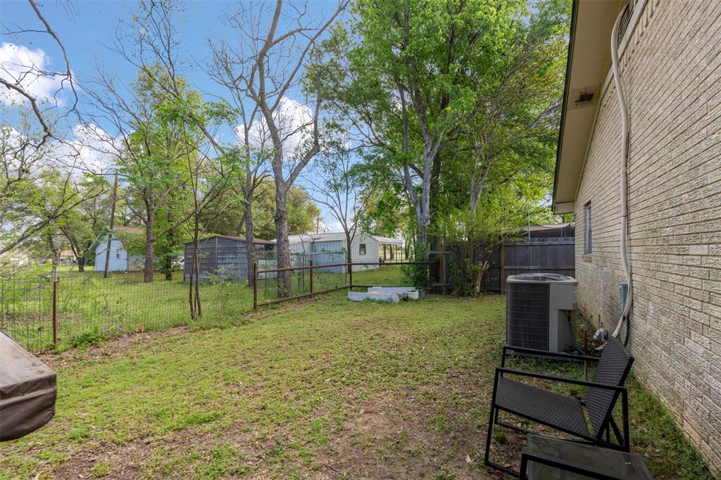 529 East Kempner Street Mabank, TX 75147 - Photo 14 of 16 a view of a backyard with furniture