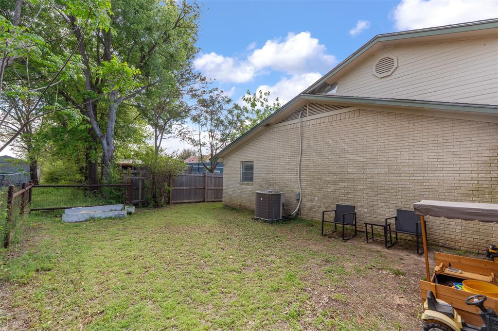 529 East Kempner Street Mabank, TX 75147 - Photo 15 of 16 a view of a backyard with chairs and a table