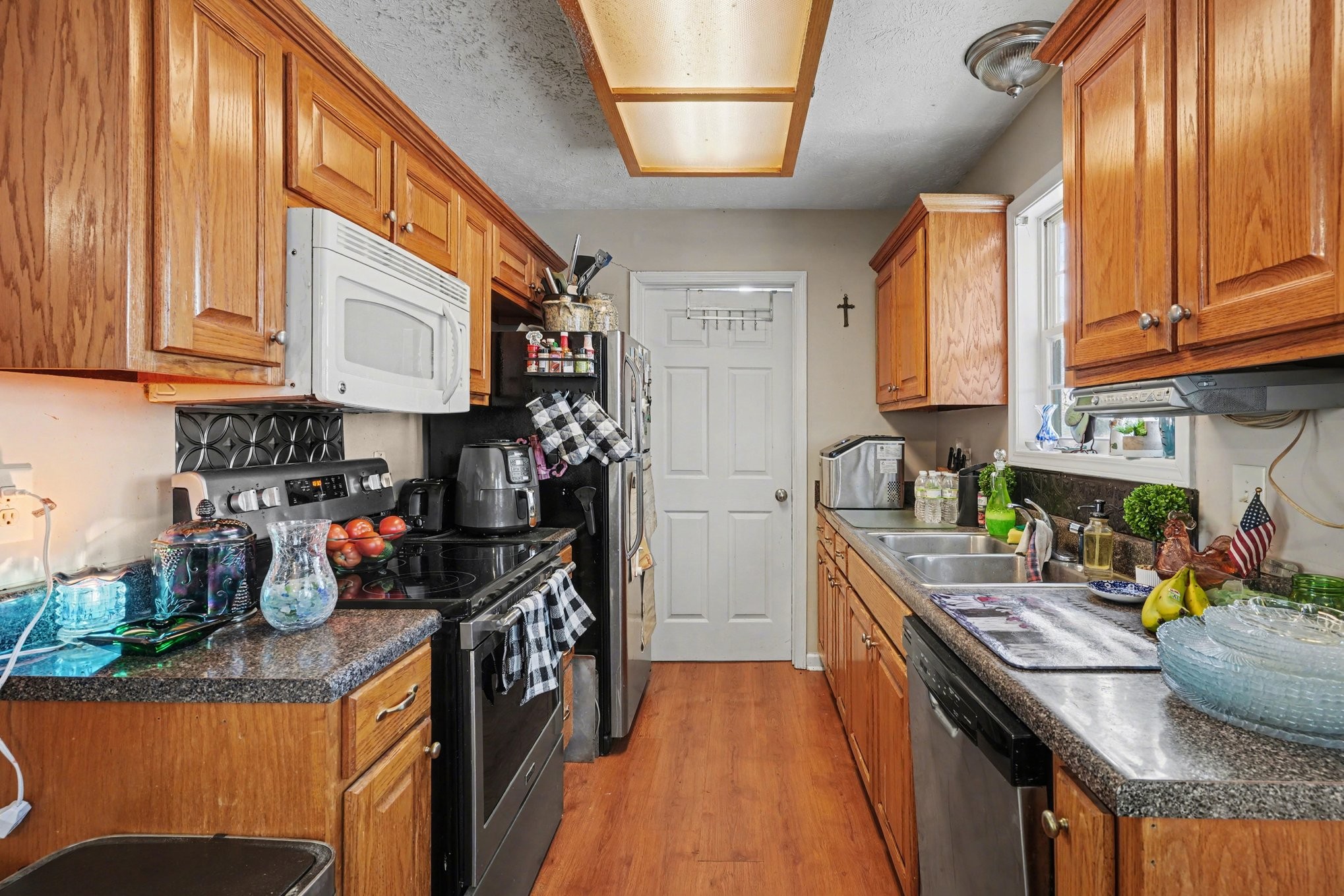 2490 Monte Murrey Road Lewisburg, TN 37091 - Photo 11 of 30 a kitchen with a refrigerator a stove and a sink