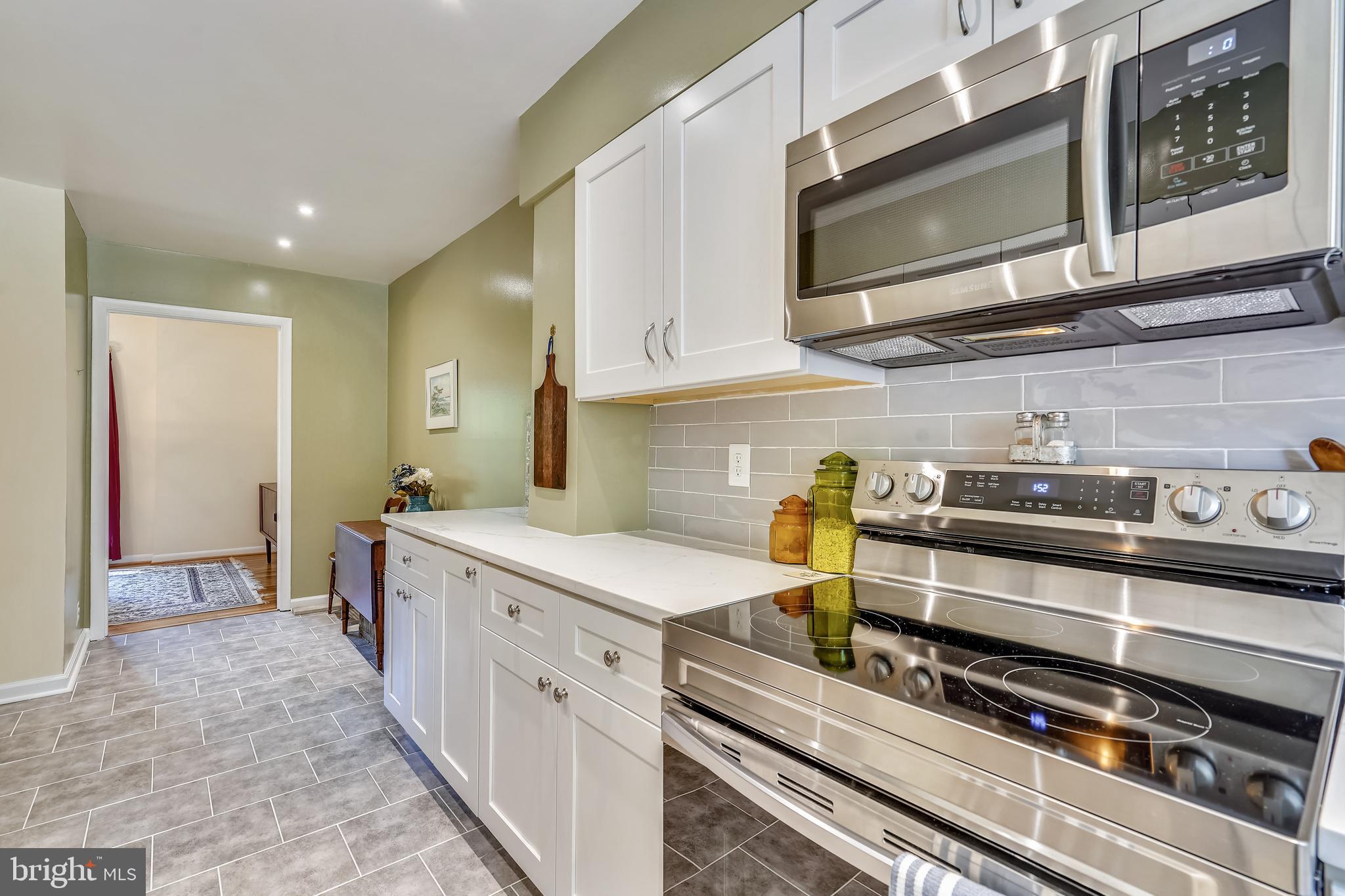 11087 Saffold Way Reston, VA 20190 - Photo 18 of 48 New Stainless Steel Appliances.