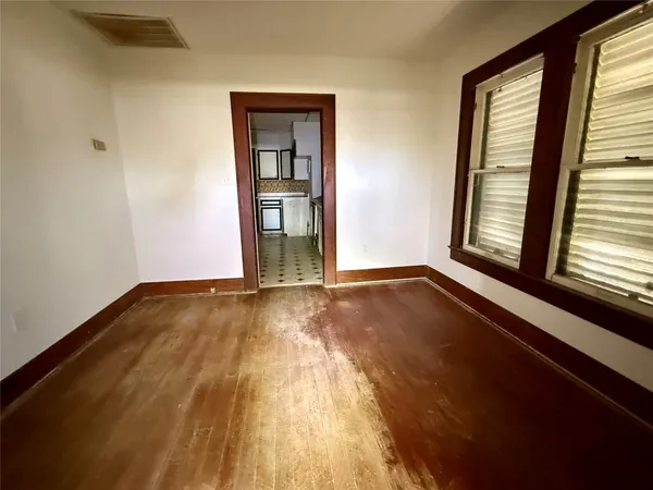 $1,850 | 202 South Magnolia Street, Highlands, TX 77562