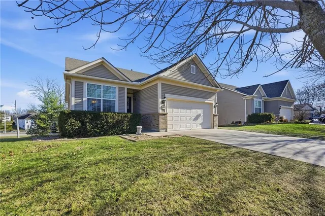 $379,000 | 4821 Southwest Davis Drive, Lee's Summit, MO 64083