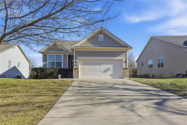 $379,000 | 4821 Southwest Davis Drive, Lee's Summit, MO 64083