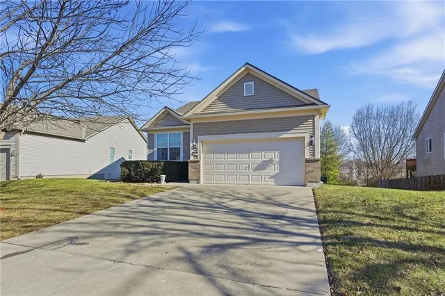 $379,000 | 4821 Southwest Davis Drive, Lee's Summit, MO 64083