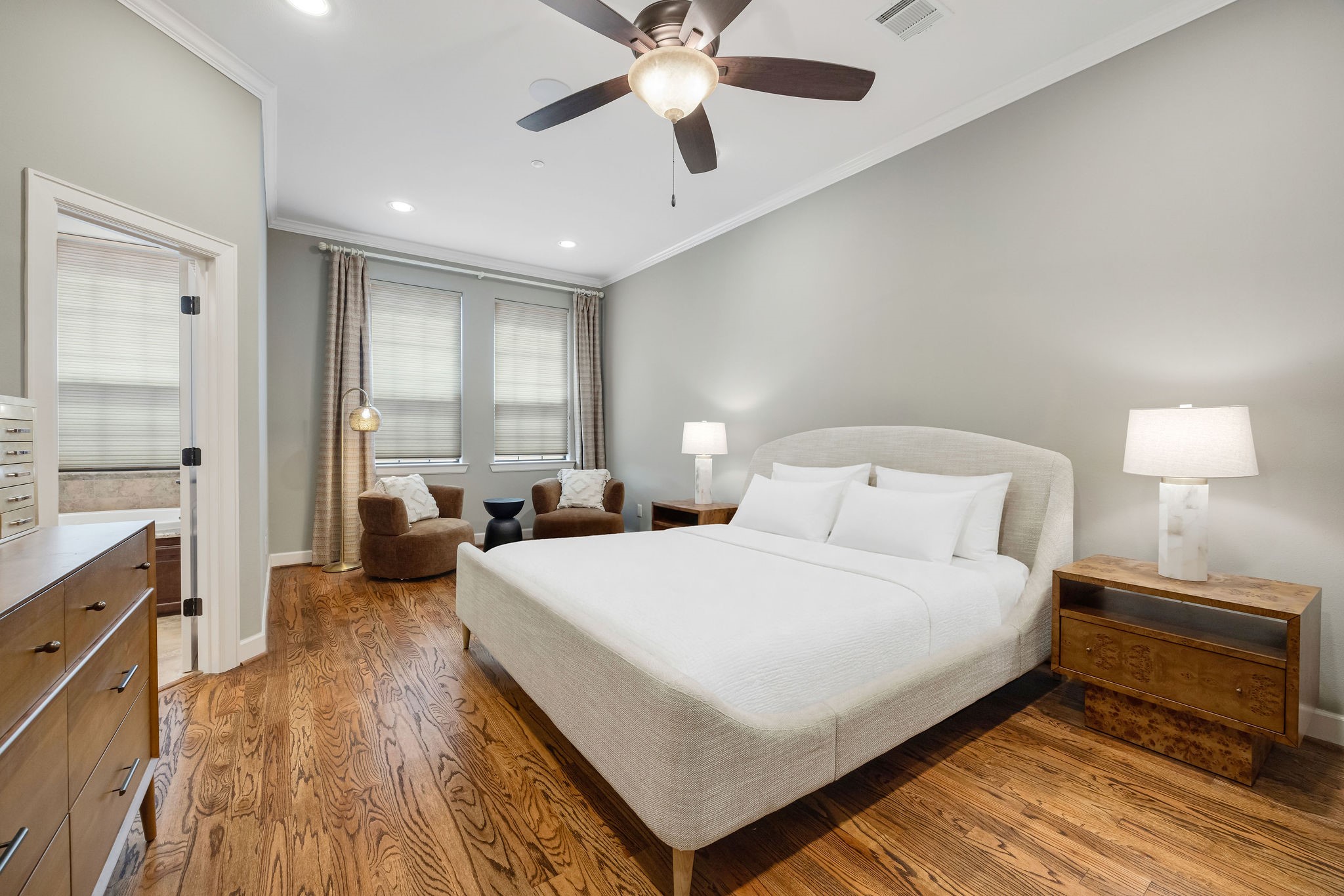 2415 Commonwealth Street Houston, TX 77006 - Photo 6 of 26 Retreat to the spacious primary suite, where a generous sitting area creates the perfect place to relax and unwind at the end of the day.