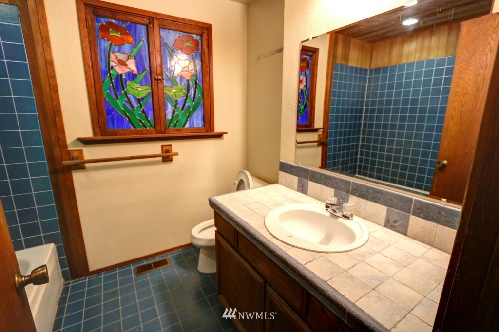 18328 Southeast Covington Sawyer Road Kent, WA 98042 - Photo 9 of 25 Gallery Image 9