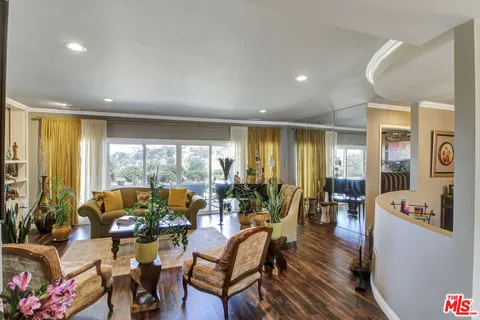 $2,699,999 | 4152 Terraza Drive, Los Angeles, CA 90008