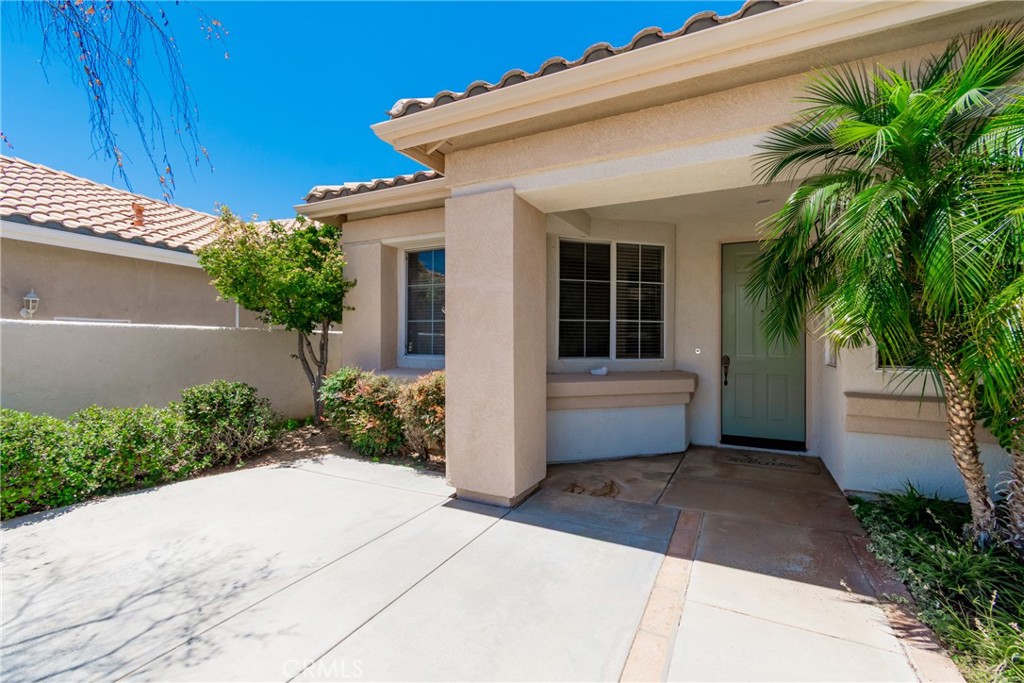 1287 Riviera Avenue Banning, CA 92220 - Photo 8 of 51 Front Courtyard