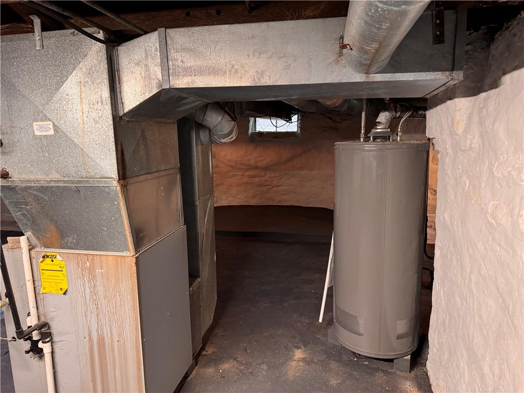 809 Linden Street Sharon, PA 16146 - Photo 8 of 17 a utility room with dryer and washer