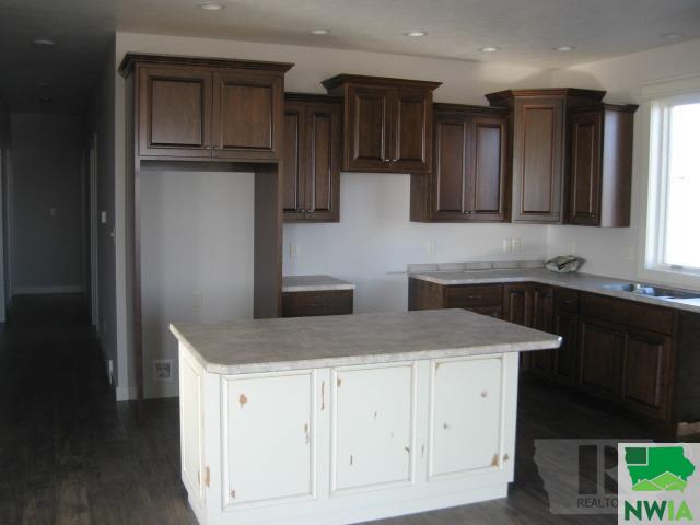 592 Colonial Street Sioux Center, IA 51250 - Photo 6 of 30 Gallery Image 6