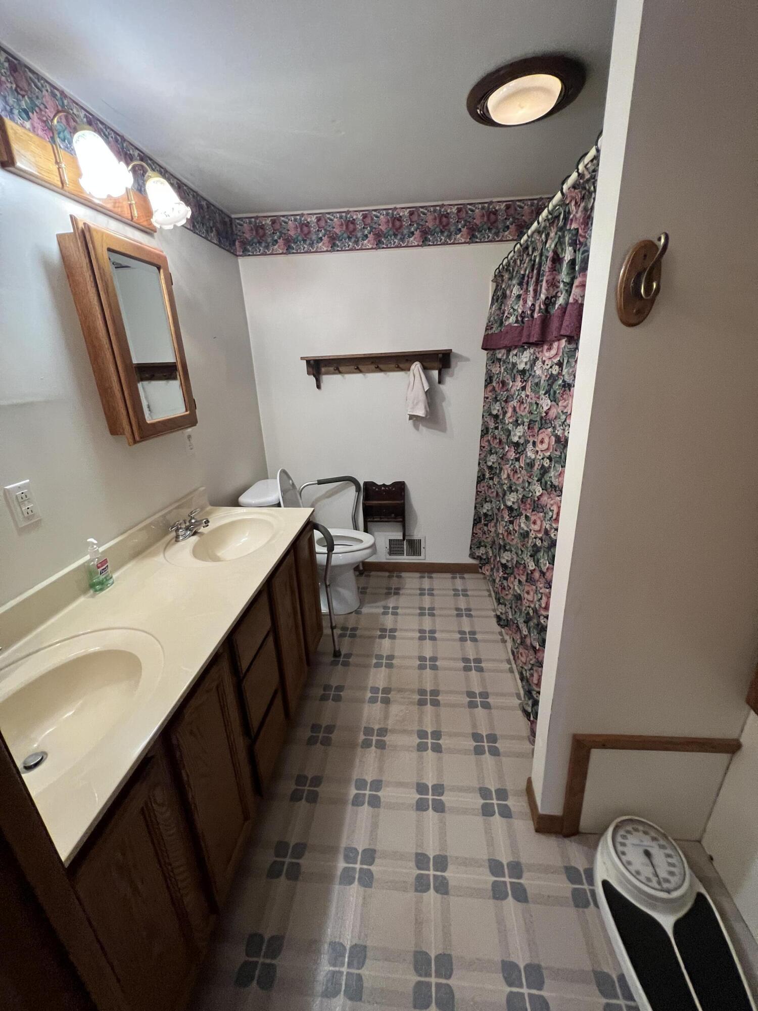 701 Spring Street Manchester, MI 48158 - Photo 22 of 43 20230725_195407975_iOS