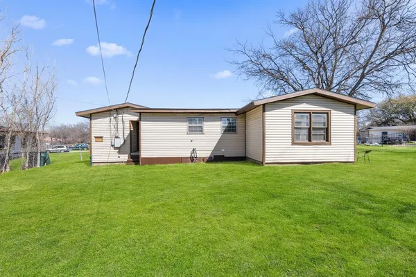 a view of a house with backyard and garden