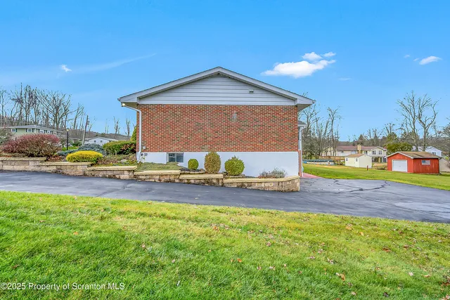 $379,000 | 118 T Rt 351, Moscow, PA 18444